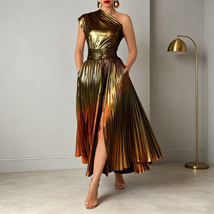 Vestido de un solo hombro con abertura dorada y pliegues, falda amplia, cuello diagonal, 2026 - Product Image 1