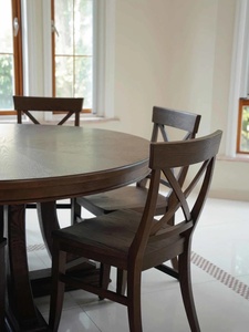 Ensemble table et chaises <span class=keywords><strong>de</strong></span> salle à manger circulaire en chêne massif <span class=keywords><strong>de</strong></span> style médiéval avec fonction rotative, 4 places, couleur bois <span class=keywords><strong>brut</strong></span>, finition vieillie, personnalisable - Product Image 4