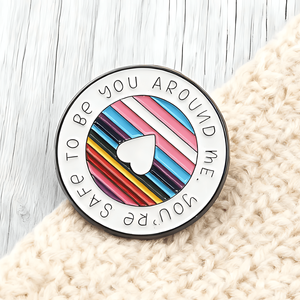 Broche Arc-en-ciel Allié LGBTQ avec Rayures Colorées - L'Amour N'a Pas de Définition - Brille de Tant Qu'Il Te Plaît d'être Ton Vrai Moi - Parfaite pour un Usage Quotidien - Product Image 5