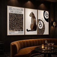 Ensemble mural Trio de boules de billard Léopard 8, encadré en alliage or mat opulent, pour projet de design d'intérieur de villa haut de gamme prestigieuse au Golfe