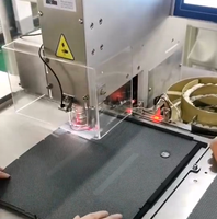 Machine industrielle automatique JK-DS158 pour l'application de boutons à œillets, spécialement conçue pour les boucles de sièges de voiture, aligne le logo automatiquement