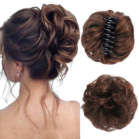 Venta al por mayor de extensiones de cabello sintético moño desordenado moño de pelo rizado ondulado Clip en garra moño Cola de Caballo postizos naturales para las mujeres
