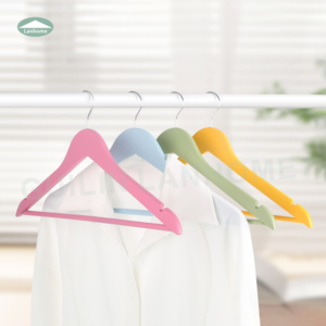 U çentikler çok renkli ahşap elbise askısı ile yeni stil özelleştirilmiş ahşap gömlek askısı - Product Image 1