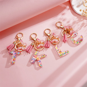 Llavero de resina con letras y borla de mariposa, colgante colorido para bolso con alfabeto, accesorio de joyería DIY - Product Image 1