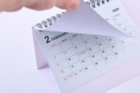Desain kustom karton cetak kalender meja bulanan dengan buku catatan Memo