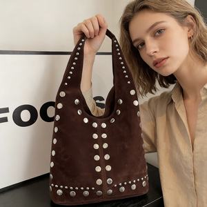 Borsa Hobo Vintage in Pelle Scamosciata per Donne - Lussuosa Borsa a Spalla con Borchie Metalliche, Morbida e Capiente per Uso Quotidiano - Product Image 1