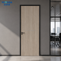 Porte intérieure d'appartement en WPC finition chêne beige avec poignée noire