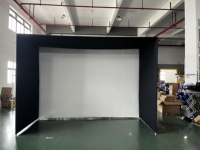 Enceinte de simulation de golf personnalisée Misign avec logo, écran d'impact et projecteur pour usage commercial ou personnel