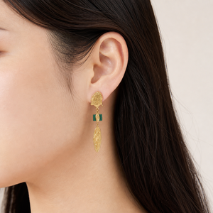 Boucles d'oreilles pendantes en forme de visage abstrait, acier inoxydable plaqué or 14 carats sous vide, bijoux sculpturaux en acrylique vert - Product Image 5