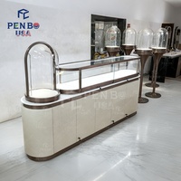 Vitrine de présentation de bijoux de luxe moderne avec dessus en verre trempé, vitrine arquée incurvée, éclairage LED et construction robuste