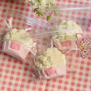Jouet à presser unisexe en forme de pudding à la fraise, balle en PU super douce, design attrayant, anti-stress, jouet à pincer amusant - Product Image 5