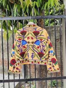 Atractivo Abrigo Largo Suzani Bordado a Mano para Mujer, Estilo Bohemio, Gitano, Amarillo, para Primavera - Product Image 6