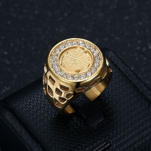 Nuovo Anello da Uomo in Acciaio 316L Placcato Oro 18k, Design Ispirato all'Antica Grecia - Product Image 3