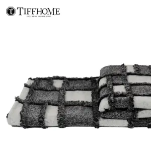 टिफ होम होलसेल डायरेक्ट सेल्स 240*70 सेमी पर्यावरण-अनुकूल काला और सफेद चेकरबोर्ड क्रोकेटेड थ्रो कंबल