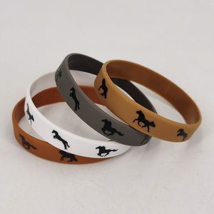 Bracelet en silicone OEM motif cheval, accessoire promotionnel écologique pour hommes et femmes - Product Image 3