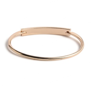 Pulsera de Lujo Moderna y Popular, Exquisita Pulsera de Oro con Dijes Personalizados con Logotipo para Mujer - Product Image 6