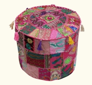 Pouf de rangement traditionnel en coton brodé, rose, avec patchwork multicolore et pompons, décor fait main - Product Image 3