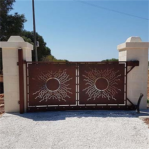 Porte décorative en acier corten avec motif soleil, idéale pour l'entrée de villa et de jardin - Product Image 4