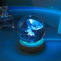 Lampe de nuit LED rechargeable par USB en forme de boule de cristal 3D moderne multicolore avec base en bois