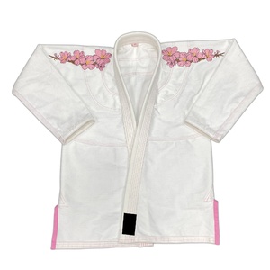 Kimono de BJJ blanc avec broderie de fleurs de cerisier roses, coupe régulière, tissu tissé perlé, uniforme d'arts martiaux, service OEM ODM - Product Image 1
