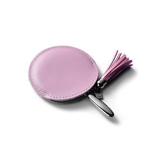 Espejo de Maquillaje Redondo y Pequeño de Cuero Rosa con Logotipo Personalizado, Asa de Metal Grabada y Borla - Product Image 3