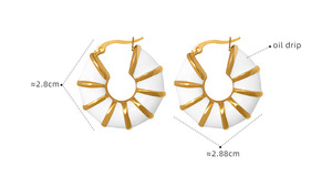 Pendientes de Aro Huggie de Esmalte Francés al por Mayor para Mujer |   Acero Inoxidable Ligero con Detalles Dorados |   Hipoalergénico y sin deslustre - Product Image 6