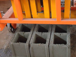 Gran Promoción: Máquina Móvil para Fabricar Bloques Huecos QM4-45 con Mezcladora de Cemento en Sierra Leona - Product Image 3