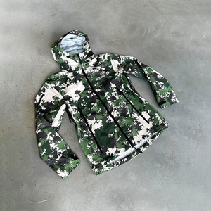 Veste à capuche personnalisée, impression numérique intégrale, design camouflage, coupe-vent imperméable, veste en nylon de haute qualité avec fermeture éclair. - Product Image 1