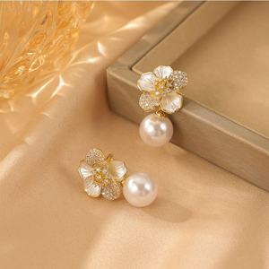 Pendientes de Botón de Lujo para Mujer, Estilo Dulce con Circonita y Perla, Diseño Floral Estilo Bosque, Versátiles y Elegantes - Product Image 6