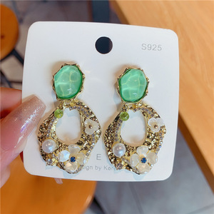 Boucles d'oreilles pendantes fantaisie en argent plaqué, fleurs en acrylique imitation perle, irrégulières, haut de gamme, nouvelle collection 2025, pour femme, usage quotidien - Product Image 1