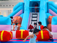 Aire de jeux gonflable intérieure commerciale pour enfants avec fosse à balles et toboggan pour parc d'attractions