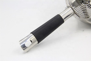 <span class=keywords><strong>Moulin</strong></span> de cuisine en acier inoxydable avec 3 tailles de broyage pour écraser râper les fruits et <span class=keywords><strong>légumes</strong></span> manche en caoutchouc de silicone - Product Image 6
