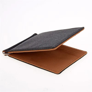 <span class=keywords><strong>Portafoglio</strong></span> da <span class=keywords><strong>uomo</strong></span> in tinta unita sottile in <span class=keywords><strong>pelle</strong></span> sintetica con chiusura a cerniera con fermasoldi corti disponibile in 4 colori - Product Image 1