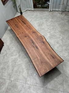Tablas de Nogal Negro Norteamericano con Borde Natural - Tablero de Primera Calidad con Veteado de Espejo para Mesas de Comedor y Conferencias de Lujo - Product Image 4