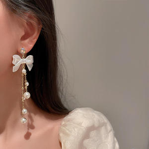 Pendientes <span class=keywords><strong>de</strong></span> borla con nudo <span class=keywords><strong>de</strong></span> lazo <span class=keywords><strong>de</strong></span> mariposa, Pendientes colgantes <span class=keywords><strong>de</strong></span> perlas <span class=keywords><strong>de</strong></span> agua blanca chapados en <span class=keywords><strong>oro</strong></span> <span class=keywords><strong>de</strong></span> aleación - Product Image 2