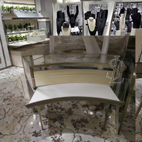 Vitrine de présentation de bijoux en acier inoxydable incurvée pour la conception de magasins de bijoux