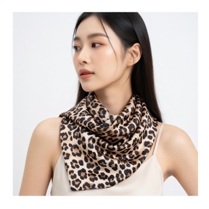 Elegante Sciarpa Quadrata in Seta con Stampa Animalier per Donne, Morbido Foulard in Raso con Motivo Leopardato per Primavera e Autunno - Product Image 1