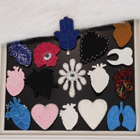 Appliques brodées en forme de cœur avec strass 3D et perles « Evil Eyes » à coudre pour décorations de Noël et robes de soirée