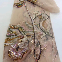 Tissu en dentelle à grosses fleurs, paillettes et perles dorées