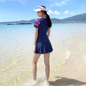 Maillot de bain une pièce pour femme Baiya, bleu marine, imprimé, style jupe, maillot de bain conservateur pour la plage et les sources chaudes - Product Image 4