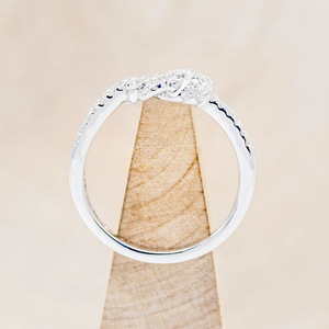 Anello decorativo a doppio strato con zirconi micro-incastonati e filo avvolto, ornamento per dita elegante e di nicchia per l'uso quotidiano. - Product Image 5