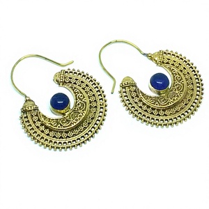 Boucles d'oreilles créoles ethniques bohèmes fantaisie en laiton doré et lapis-lazuli, faites à la main, pour femme, cadeau de fiançailles, de fête ou de mariage - Product Image 3