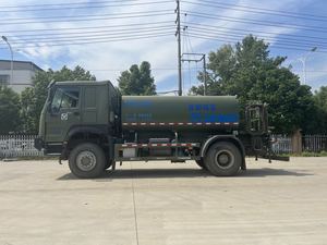 Camión cisterna de agua 4x4 con tracción en las cuatro ruedas y dos ruedas, utilizado para limpiar carreteras durante incendios forestales - Product Image 4