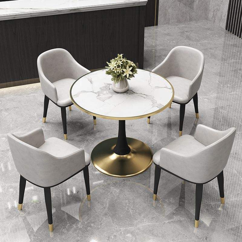 Mesa gris blanca con cuatro sillas