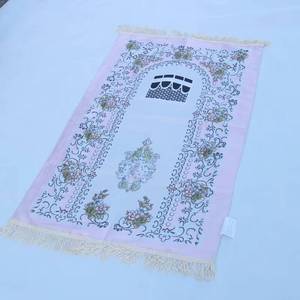 Alfombra de oración de poliéster hecha a mano con diseño floral, imitación de seda, ideal para el hogar o pícnic, asequible para musulmanes. - Product Image 2