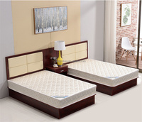 Ensemble matelas et cadre de lit double pour hôtel, avec tête de lit souple et table de chevet, mobilier de chambre moderne et minimaliste pour appartement