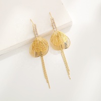 Boucles d'oreilles Huggie en cuivre incrusté de diamants plaqués 18 carats de conception unique 2024 avec feuilles de gland et style religieux pour la fête