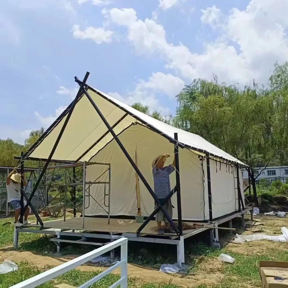 Tiendas de safari de lujo con bao para acampar al aire libre en completo de hotel de vida personalizada con estructura de mader