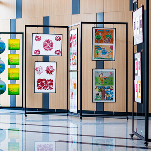 Unité d'affichage sur pied pliable <span class=keywords><strong>de</strong></span> couleur noire/argentée personnalisée pour l'espace d'exposition en studio, les musées et <span class=keywords><strong>la</strong></span> <span class=keywords><strong>photographie</strong></span> - Product Image 1
