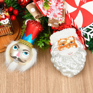 Pendentif de Noël artisanal en verre peint, motif Scène d'arbre de Noël et Père Noël Casse-Noisette, décoratif à suspendre pour les fêtes - Product Image 1
